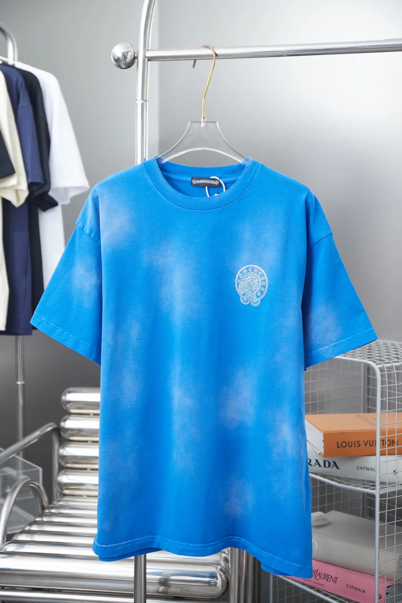 🅿️230 Chrome Hearte 25SS early spring new style, canvas Chrome Hearte hot diamond short sleeves, light luxury, a must-have item for daily commuting for men and women, correct version, welcome to compare, detailed features · 280g 100% pure cotton double yarn jersey fabric · Special thickened 32 pieces of double-strand 1X1 thread in the same vat custom dyeing · Imported Australian matte pearlescent diamond ➕ canvas patch. Ready-made garments are dyed. Then do the faded fried snowflake process, then wash it to make it look old. Common washing improves the effect · Double-needle stitching and cross-stitch process · Original main mark, washed tag, branded moisture-proof paper packaging Color: black/blue/grey Size: S/M/L/XL